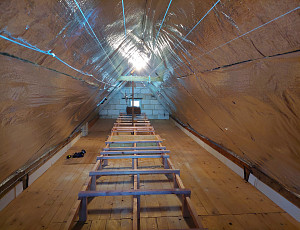 Zateplení stropu staršího rodinného domu pomocí foukané izolace